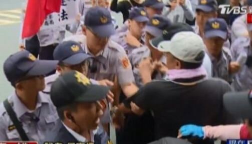 反年改群眾圍堵小英總統車隊，與警方拉扯。   圖：翻攝電視TVBS畫面