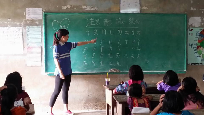 明道中學學生在泰北教當地學童語文課程。   圖:明道中學/提供