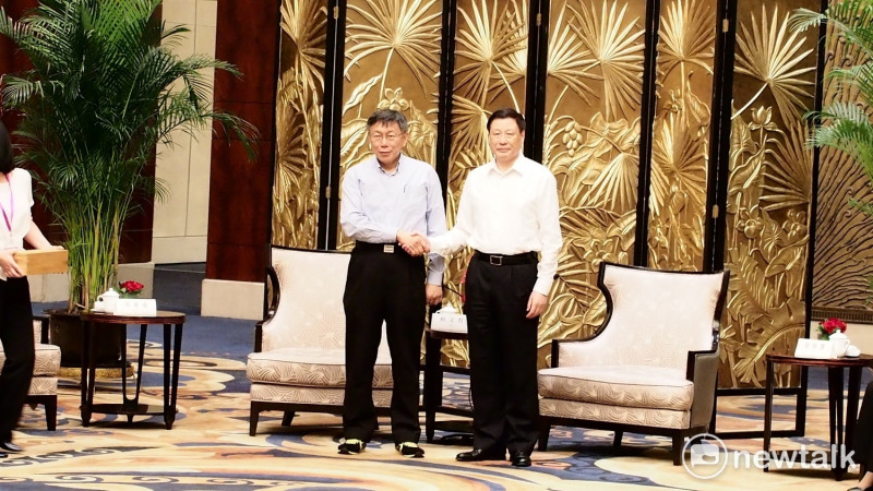 台北市長柯文哲（左）與上海市長應勇（右）相見歡。   圖 : 周煊惠／攝