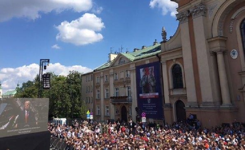 川普在華沙發表演說，吸引大批群眾。   圖：翻攝川普臉書