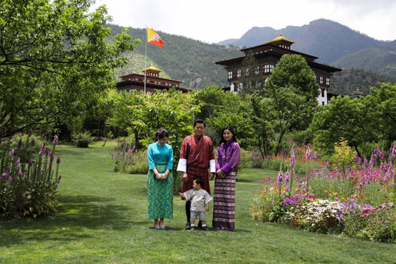 不丹位於內陸高山，人口僅80萬，夾在中國與印度2大強國之間，清靜的環境下暗藏政治的波濤。圖為不丹國王與家人。   圖：翻攝不丹國王臉書