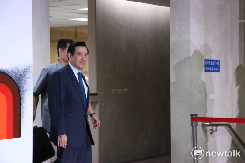 前總統馬英九步入地方法院時，見媒體守候僅微笑點頭，隨即轉身離開。   圖：廖品瑄/攝