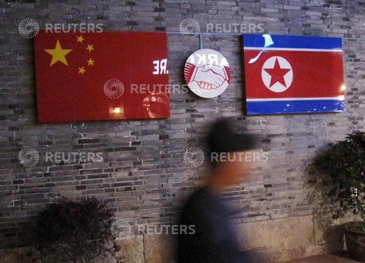 寧波一家餐廳外面牆上的中國和北韓國旗   圖：達志影像／路透社