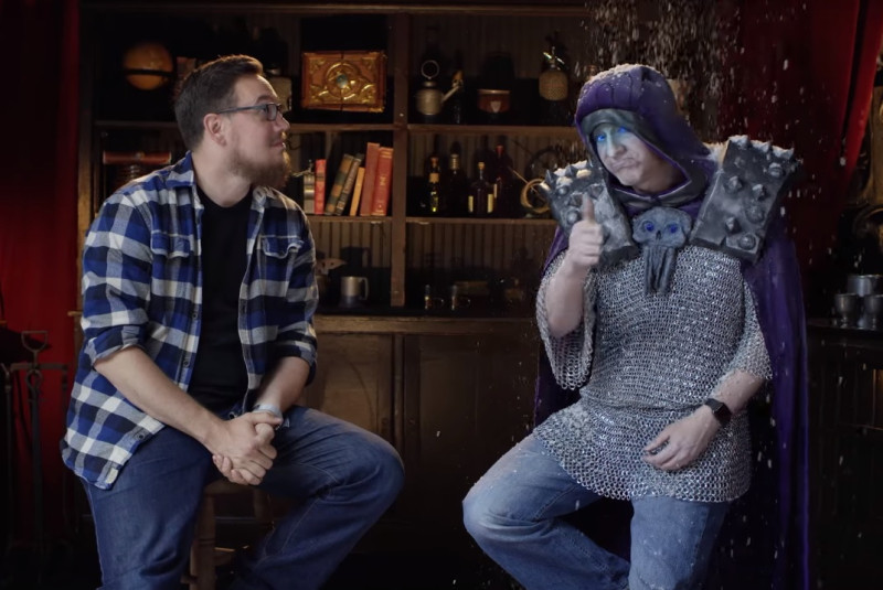 為宣傳新資料片，遊戲總監Jason Chayes大玩Cosplay，在訪談中化身死亡騎士！   圖：Blizzard／提供