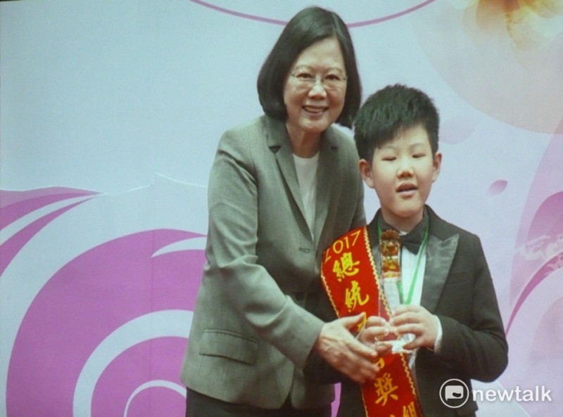 蔡英文總統和二度獲得總統教育獎的視障「小小鼓手」呂岳駿合影。   圖：謝莉慧/攝
