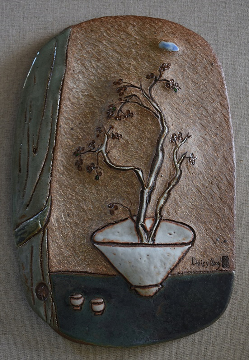 圳頭窯的女窯主王秀甄，長期投入陶板創作，試圖呈現「瓶與環境」的生活連結。   圖：大墩文化中心／提供