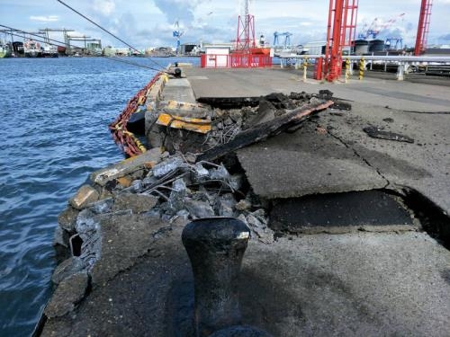 APL貨櫃輪今(7)日出港前撞擊高雄港58號碼頭，碼頭及船艏嚴重受損。   圖 : 高雄市政府/提供