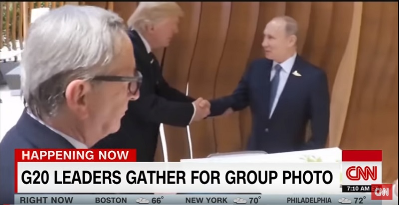 美國總統川普及俄羅斯總統普亭7日出席20國集團漢堡峰會首度握手。   圖：翻攝CNN畫面