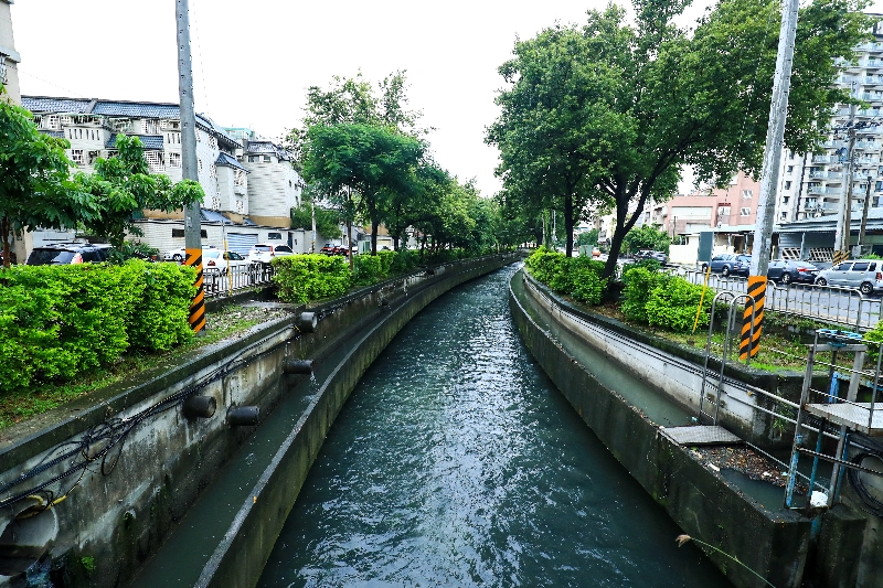 台中市南屯溪楓樹橋改建暨下游防洪改善工程已完成，連日來大雨未再出現溢堤情形。   圖：台中市政府/提供