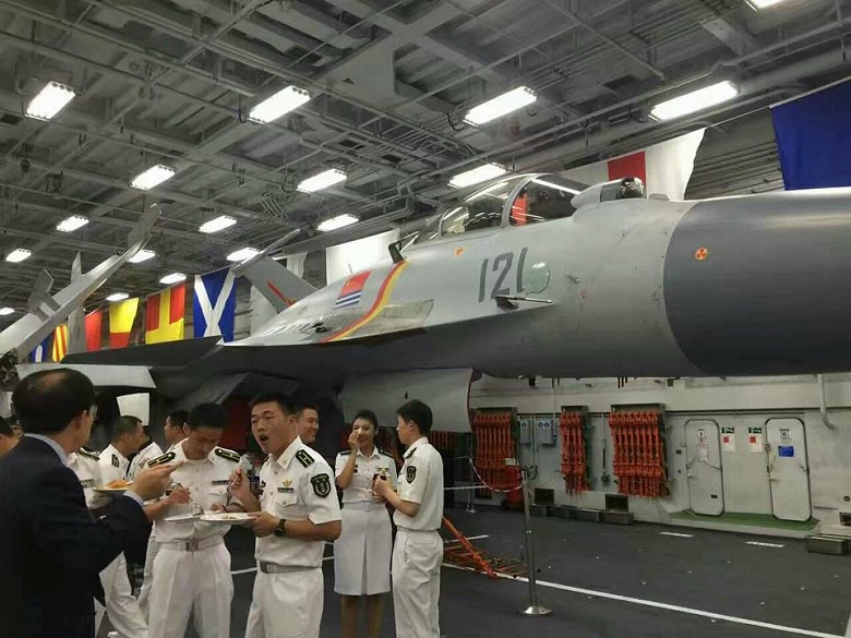 解放軍駐港部隊共發出2000張登船參訪券，8日和9日開放香港民眾登艦參觀。   圖：翻攝自微博