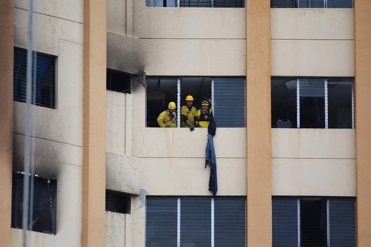 薩爾瓦多財政部大樓發生火災，受困民眾情急之下跳樓逃生，造成至少2死。   圖: 達志影像 /路透社