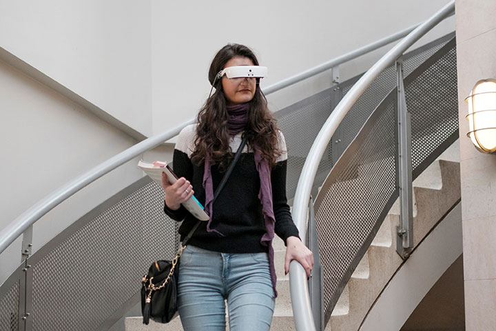 「eSight Eyewear」眼鏡並非以娛樂為主要目的，而是為了幫助具視力障礙的人，讓他們能夠看到眼前的世界。   圖：翻攝自eSight