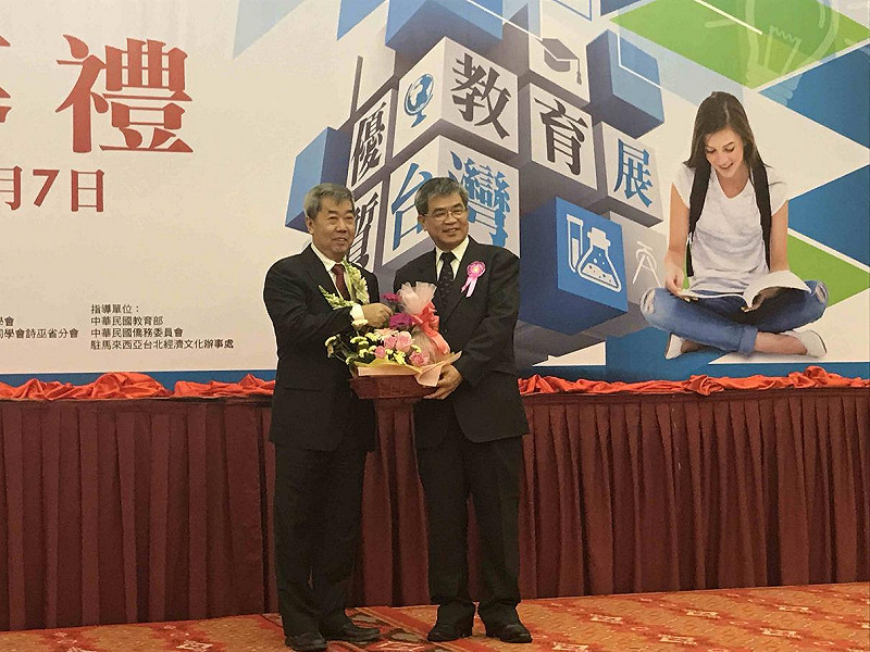 蔡清華與留臺聯總陳治光會長於教育展開幕禮合影。   圖：教育部提供