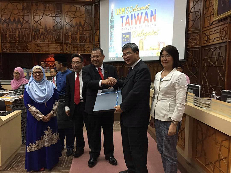 蔡清華與馬來西亞國立大學校長等人合影。   圖：教育部提供
