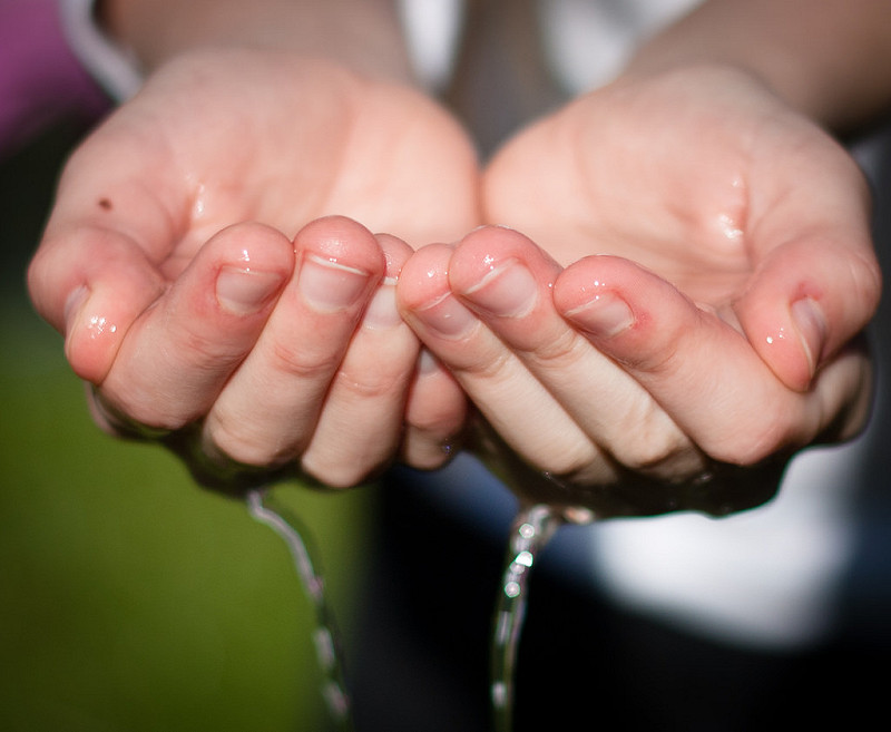 炎炎夏日暑熱難耐，不少人選擇到山林中享受芬多精的洗禮，但進入山中切勿生飲山泉水，因為有高達5成的山泉水不符合飲用水質標準，直接生飲恐致病。   圖：Flickr提供