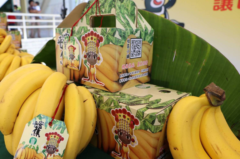 農委會請出北港媽祖，將平安符結合香蕉禮盒，把香蕉變成「平安蕉」，讓購買民眾吃了可以「保佑一夏」。   圖：農委會農糧署/提供