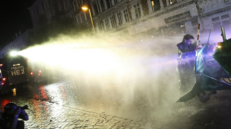8日在G20領導人離開漢堡後，警方用高壓水槍驅趕不肯離去的民眾。   圖：達志影像/路透社