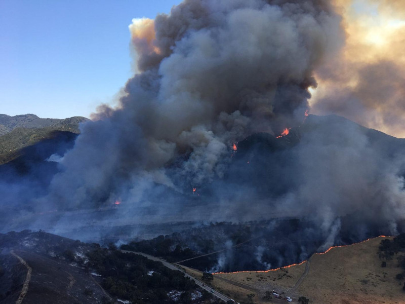 從星期五上午就開始起火，直到下午一點氣溫驟升火勢擴大到無法控制，當地地勢陡峭險峻增加滅火困難度。   圖：取自Santa Barbara County Fire Department臉書