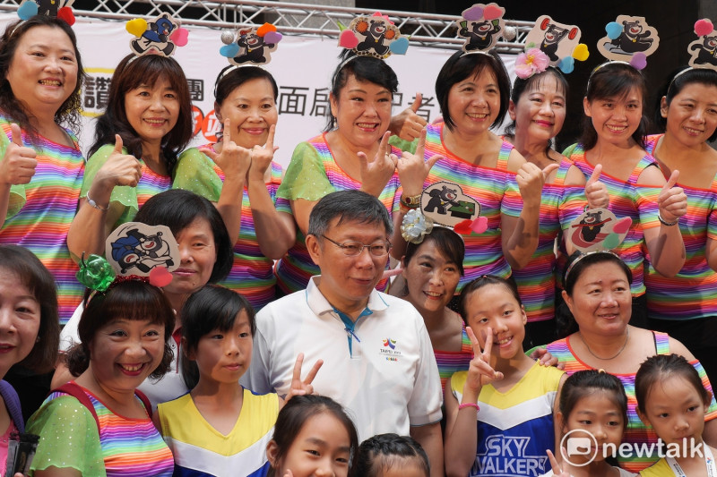 台北市長柯文哲今天上午出席「熊蓋讚親善團服務站」啟動儀式，出席下午勁舞的團體熱情地與市長合影。   圖：趙婉淳/攝