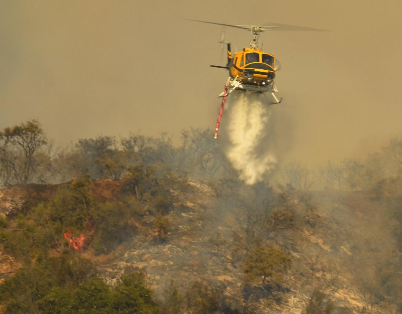 4架消防飛機與5架直升機等待日落時分，再升空噴灑滅火劑。   圖：Barbara County Fire twitter