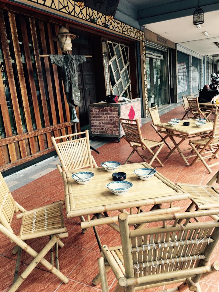 鹽埕埔站有許多懷舊風情的特色餐廳，其中還有一間竹圍牆面的懷舊酒吧，帶有一種衝突性的美感。   圖：佬掉牙商行FB提供