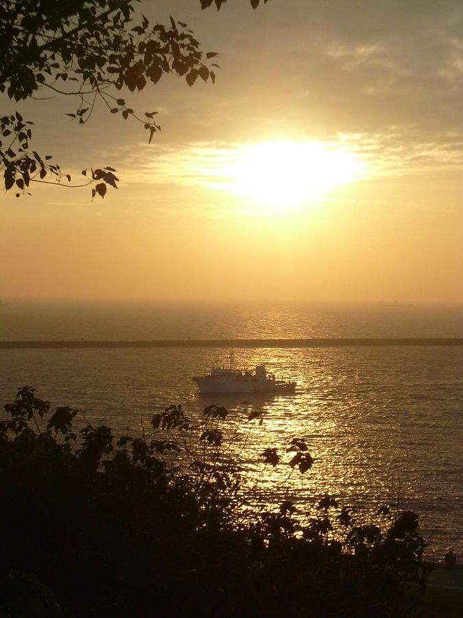 西子灣是一處以夕陽美景及天然礁石聞名的灣澳。西子灣的夕陽是高雄八景之一，海天一色的美景，美不勝收。   圖：翻攝自維基百科