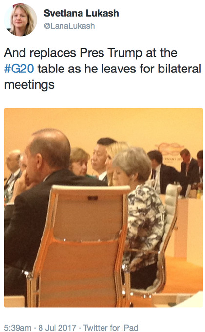 美國總統川普的女兒伊凡卡在老爸開G20離開會議桌的期間，跑去坐他的位置，當時在座的還有中國國家主席習近平、德國總理梅克爾和英國首相梅伊。   圖 : 翻攝自 Svetlana Lukash 推特