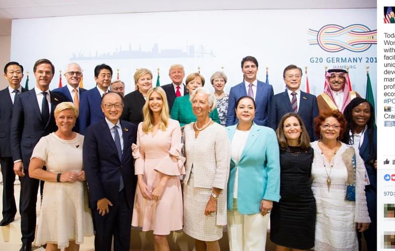20國集團（G20）峰會8日開會時，伊凡卡站在前排最中間與各國代表合影，他的老爸川普排在最後一行。   圖 : 取自伊凡卡臉書www.facebook.com