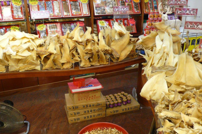 台北市迪化街今 (9) 日陸續有98間商家收到不明包裹，裡面放著沾滿紅色顏料的假斷掌。   圖 : 翻攝自WOW.org網站
