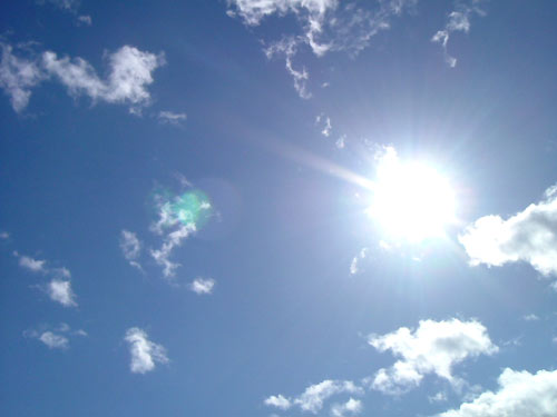 今(10)日上午各地大多為多雲到晴，局部地區仍有大雨發生的機率，預測今日高溫普遍在33至35度之間，紫外線指數容易來到過量或危險級。   圖：中央氣象局