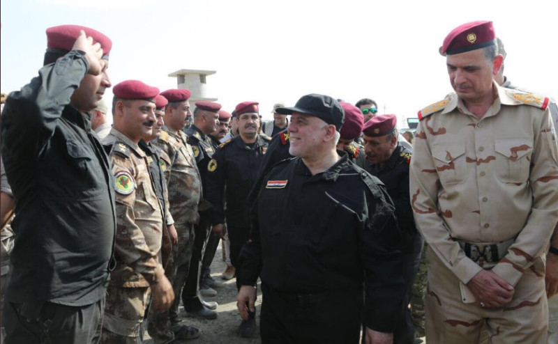 伊拉克總理阿巴迪（右二）9日抵達摩蘇爾城，與當地戰士一同慶祝擊退伊斯蘭國。   圖：翻攝阿巴迪推特