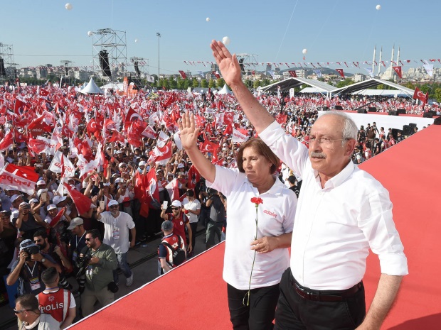 土耳其反對派領袖基里達歐魯（右）發起長達450公里的遊行抗議，9日在伊斯坦堡會師，估計有上百萬民眾參與。   圖：翻攝土耳其人民黨官網