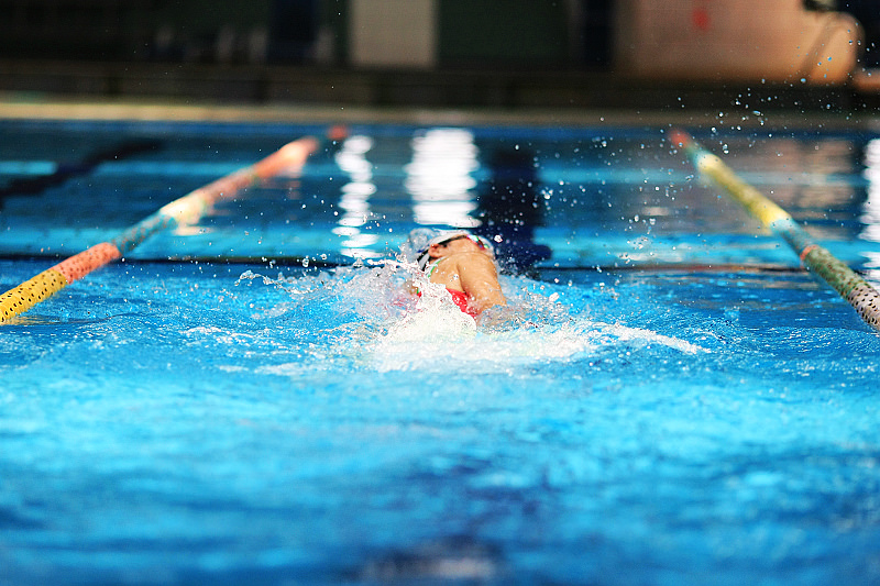 台北市政府衛生局針對營業游泳池水質加強抽驗，至6月前抽驗游泳池水樣共530件，件數合格率為96.2 %，不合格件數共20件，未合格者將輔導改善。   圖：Flickr提供