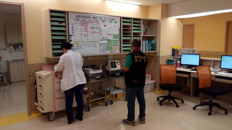台中市衛生局人員至亞大附醫執行抽查。   圖 : 台中市衛生局/提供