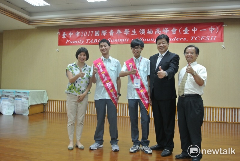 副市長林依瑩（左一）與台中一中校長陳木柱（右二）為即將出訪的學生披上彩帶。   圖：唐復年 / 攝