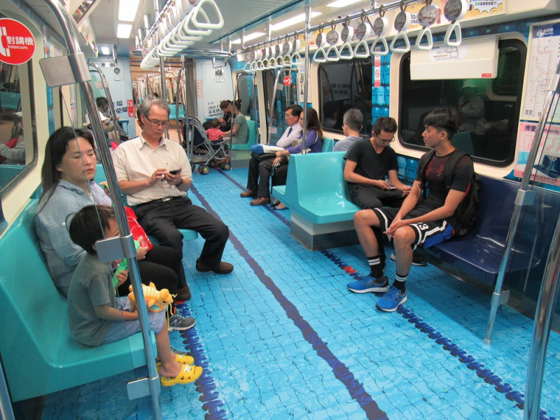 擬真的泳池場景，就好像腳泡著水搭捷運。   圖：台北市政府觀傳局