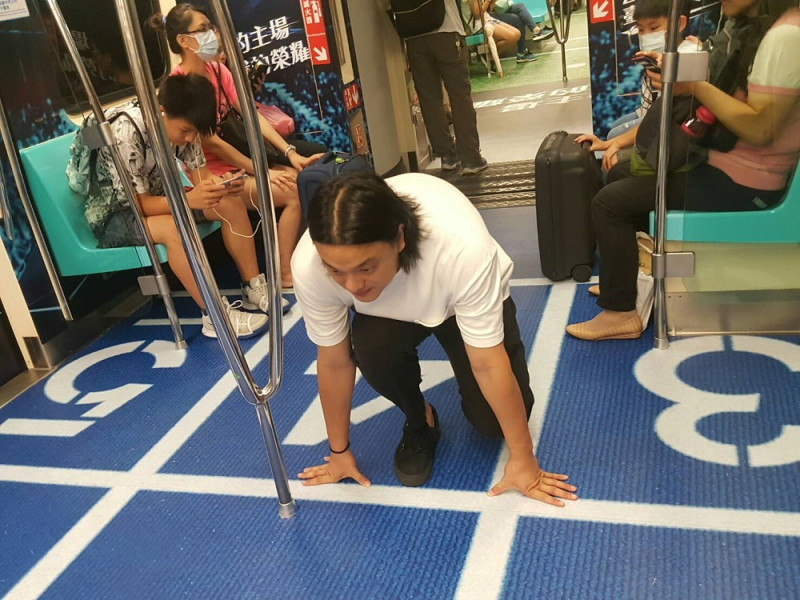 乘客只要抓到合適角度，就可以拍下與場景互動的有趣畫面。   圖：台北市政府觀傳局