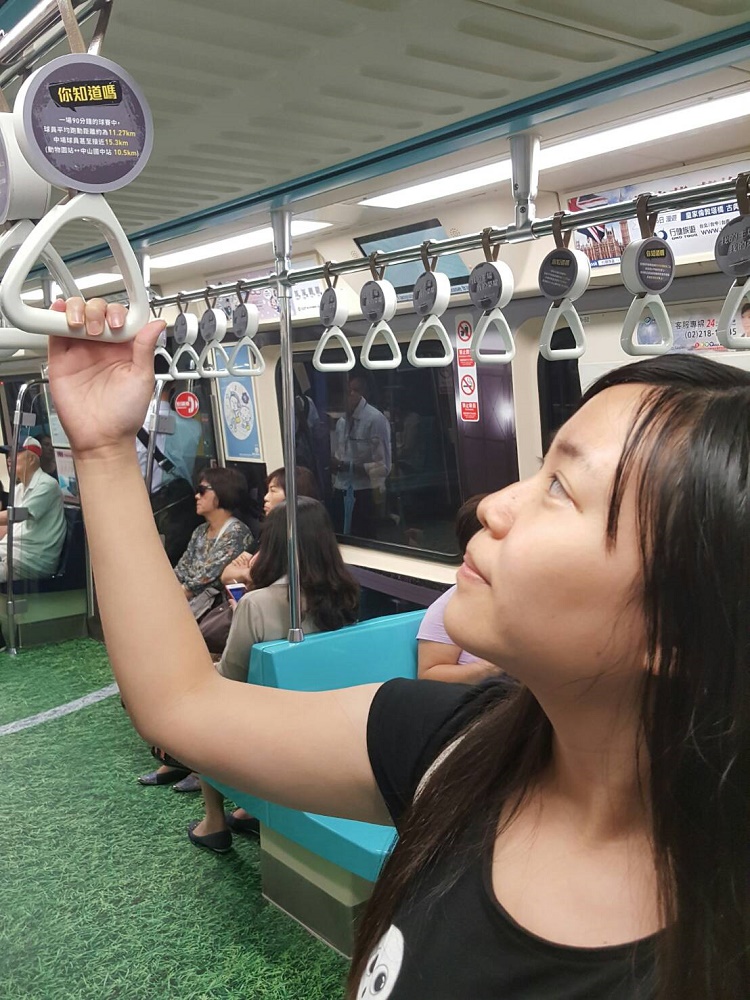 世大運彩繪列車特別製作手把盒，乘客可從中了解比賽規則、冷知識及趣事。   圖：台北市政府觀傳局