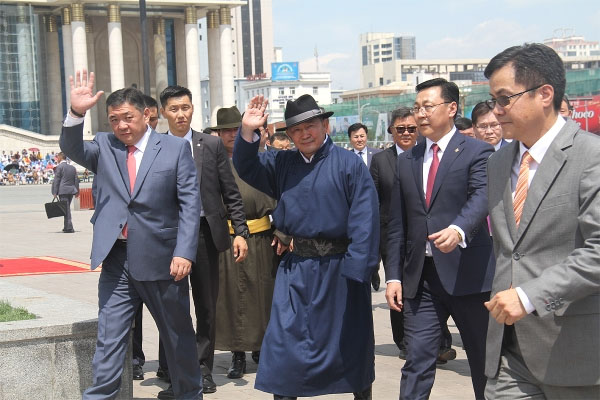 蒙古新總統巴圖勒嘎（中戴帽者）10日就職，一身蒙古傳統服飾，強調要帶領蒙古開創出口新時代。   圖：翻攝蒙古總統府官網