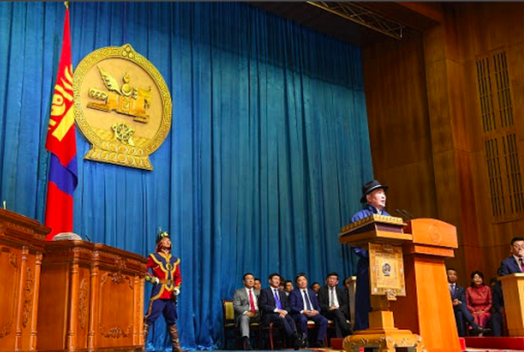 蒙古新總統巴圖勒嘎（前）10日發表就職演說，強調要加強與中國、俄羅斯以外國家的合作。   圖：翻攝蒙古總統府官網