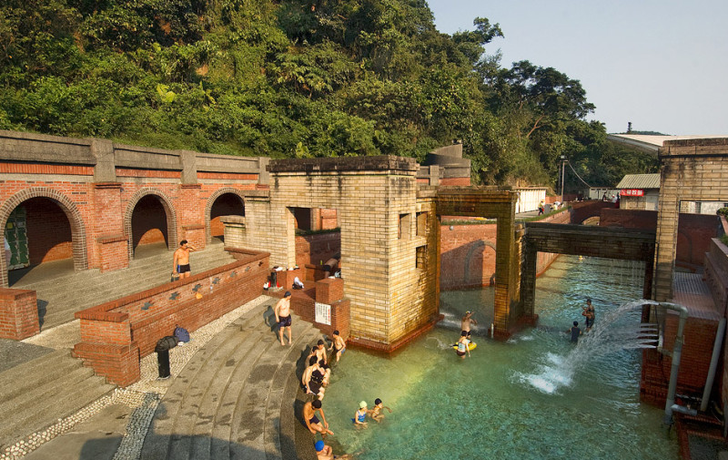 台灣最著名的蘇澳冷泉，泉質為世界少有的可浴碳酸泉，和礁溪溫泉並稱為蘭陽平原深藏地下的兩個天然瑰寶。   圖：交通部觀光局