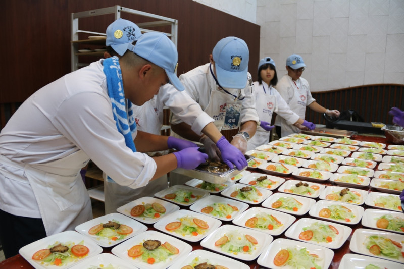 弘光科大餐旅系學生進行環台義煮，學生們正在專心地擺盤。   圖：弘光科大/提供