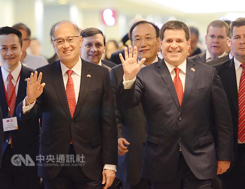 慶祝中華民國與巴拉圭建交60週年，巴拉圭共和國總統 卡提斯（Horacio Cartes）（前右）11日下午搭機來台 ，外交部長李大維（前左）親自前往接機，兩人向媒體 揮手致意。   圖 : 中央社