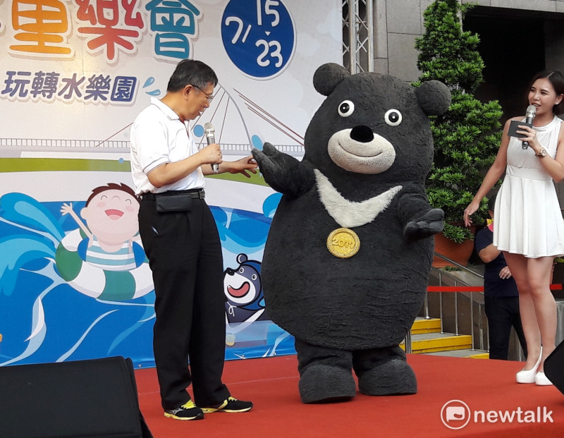 台北市長柯文哲今（11）日出席「台北河岸童樂會」宣傳活動，與世大運吉祥物「熊讚」共同站台。   圖：張芸嘉/攝。
