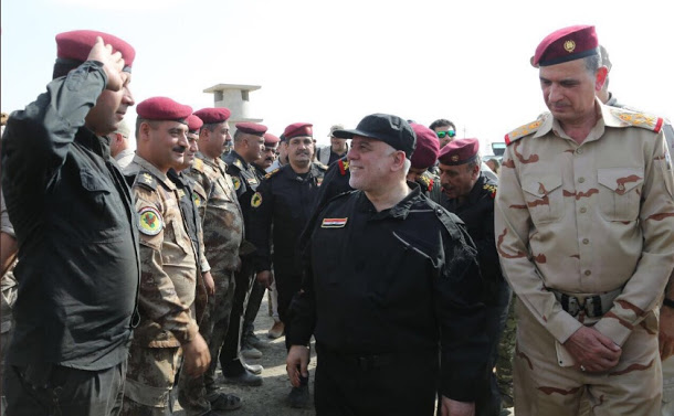 伊拉克總理阿巴迪（右二）抵達摩蘇爾城，與當地戰士一同慶祝擊退伊斯蘭國。      圖：翻攝阿巴迪推特