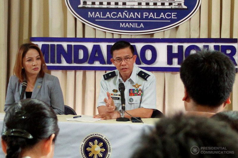 菲律賓武裝部隊發言人帕蒂拉准將（右）11日在記者會上表示，軍方將評估民答那峨狀況後，再向總統提出建議。   圖：翻攝菲律賓總統府臉書