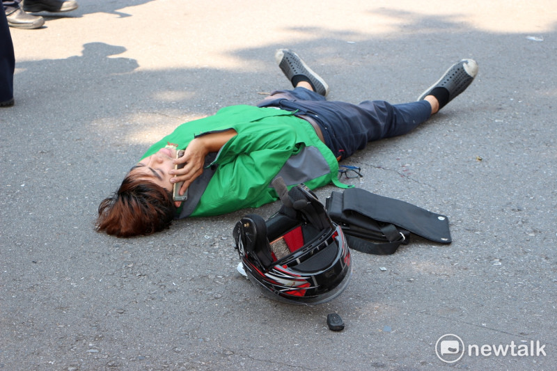 中華快遞員遭外交部公務車撞擊後倒地。   圖：廖品瑄／攝