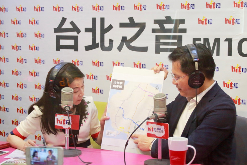 台中市長林佳龍上電台接受訪問，坦承中央政府執政滿意度差會影響地方選舉。   圖 : Hit FM/提供