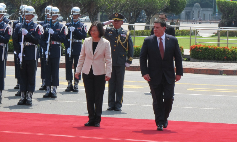 總統蔡英文12日在總統府廣場以21響禮炮及軍禮歡迎巴拉圭總統卡提斯（Horacio Cartes）。   圖：林朝億/攝