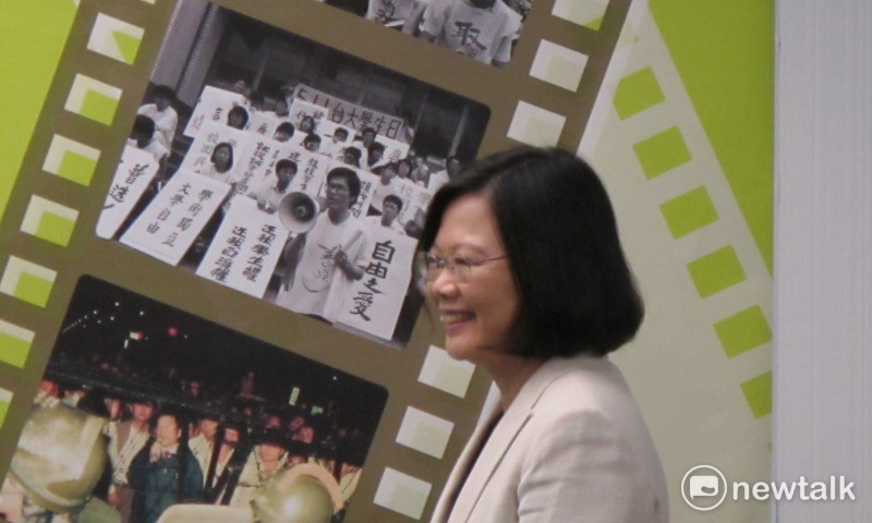 總統蔡英文12日中常會談話後，指著台中市長林佳龍30年前參與抗議的照片。   圖：林朝億/攝